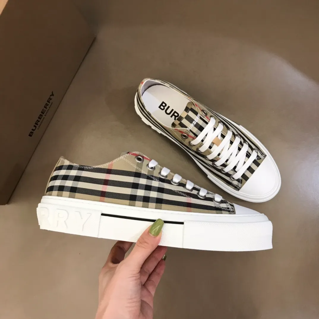 p400 "Burberr*" men's classic low-top sneakers, reinterpreted in Vintage check cotton material and decorated with a new brand logo. First-layer sheepskin lining, embossed Burberry logo on the heel, and original TPU outsole! Size: 38-44 No. 068
